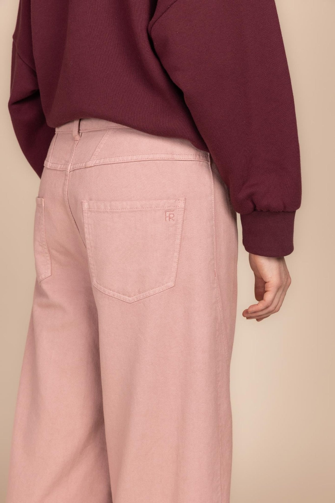 WIJDE BROEK MET VISUELE SIERNAAD (9004) - Four Roses